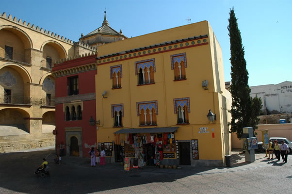 Tourist shops with unusual colors for Cordoba - differences between Cordoba and Seville's traditional architecture
